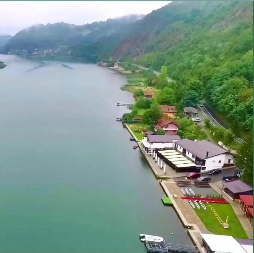 Montekarlo Na Drini Bed & Breakfast Mali Zvornik Bagian luar foto